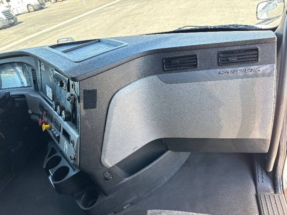 Sleeper Tractor-Heavy Duty Tractors-Freightliner-2022-T12664ST-Ontario-CA-499,853\n\t\tmiles-$ 80,000 - Image 14