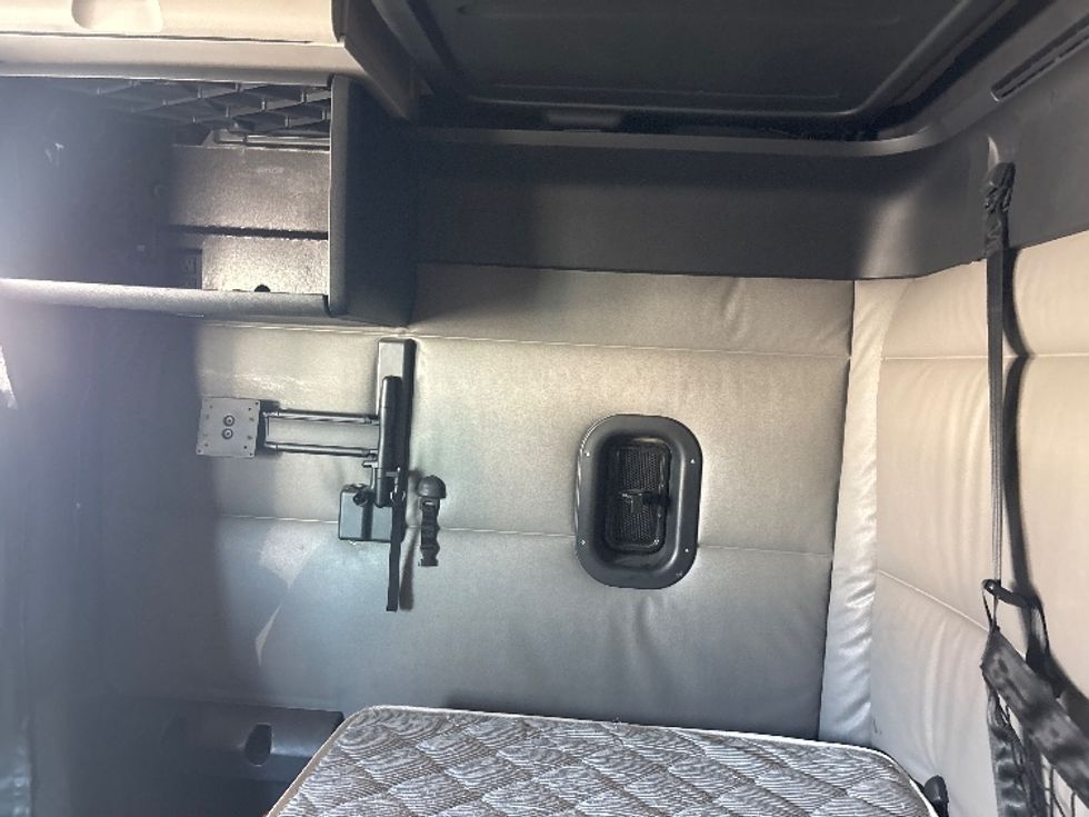 Sleeper Tractor-Heavy Duty Tractors-Freightliner-2022-T12664ST-Ontario-CA-499,853\n\t\tmiles-$ 80,000 - Image 19