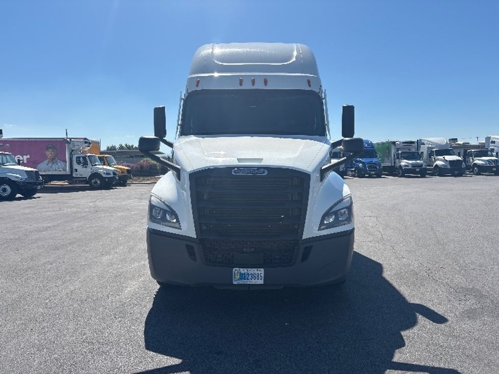 Sleeper Tractor-Heavy Duty Tractors-Freightliner-2022-T12664ST-Ontario-CA-499,853\n\t\tmiles-$ 80,000 - Image 2