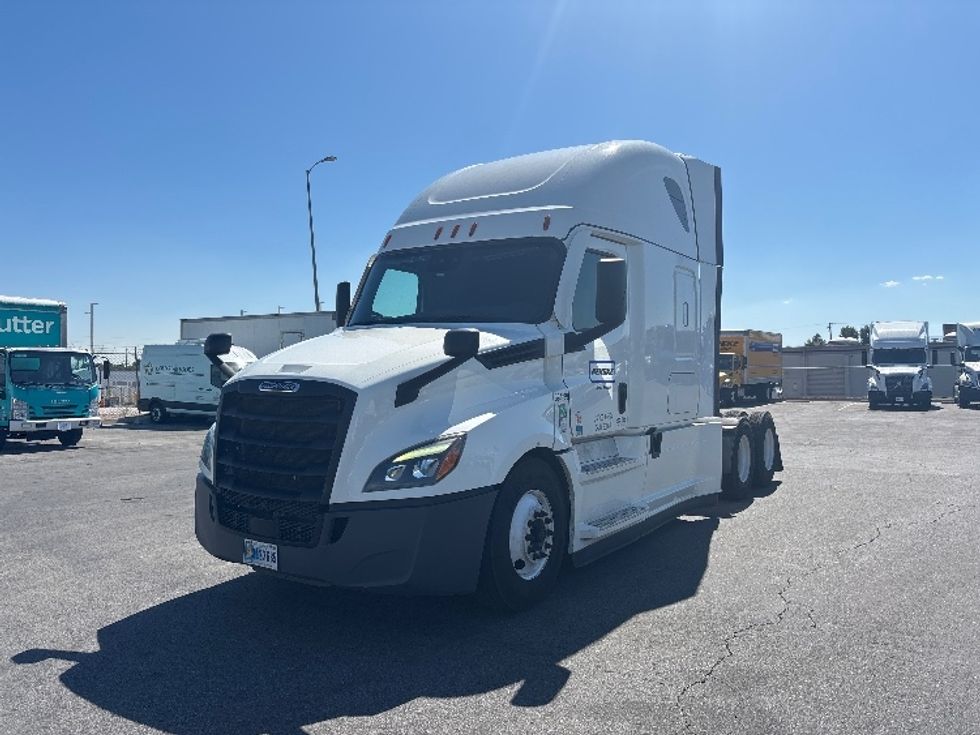 Sleeper Tractor-Heavy Duty Tractors-Freightliner-2022-T12664ST-Ontario-CA-499,853\n\t\tmiles-$ 80,000 - Image 3