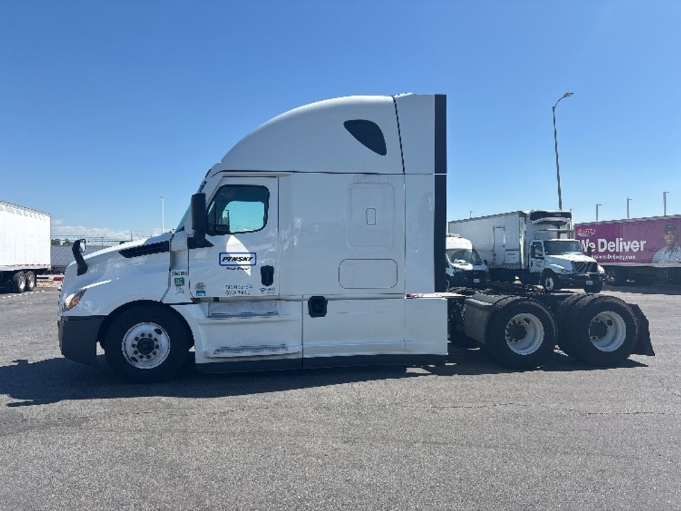 Sleeper Tractor-Heavy Duty Tractors-Freightliner-2022-T12664ST-Ontario-CA-499,853\n\t\tmiles-$ 80,000 - Image 4