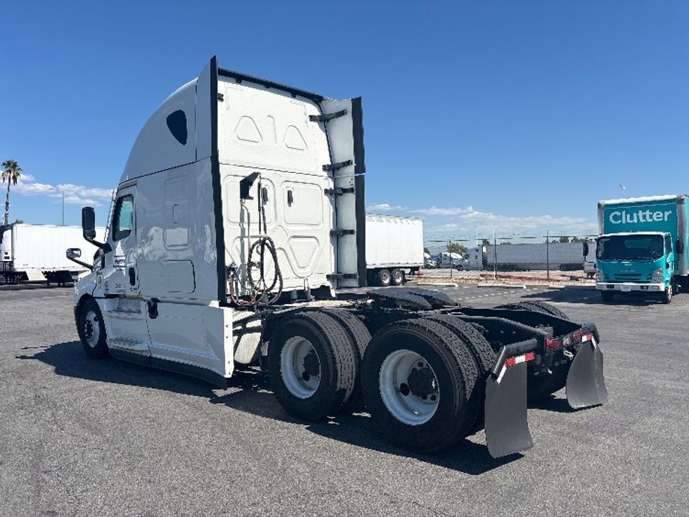 Sleeper Tractor-Heavy Duty Tractors-Freightliner-2022-T12664ST-Ontario-CA-499,853\n\t\tmiles-$ 80,000 - Image 5