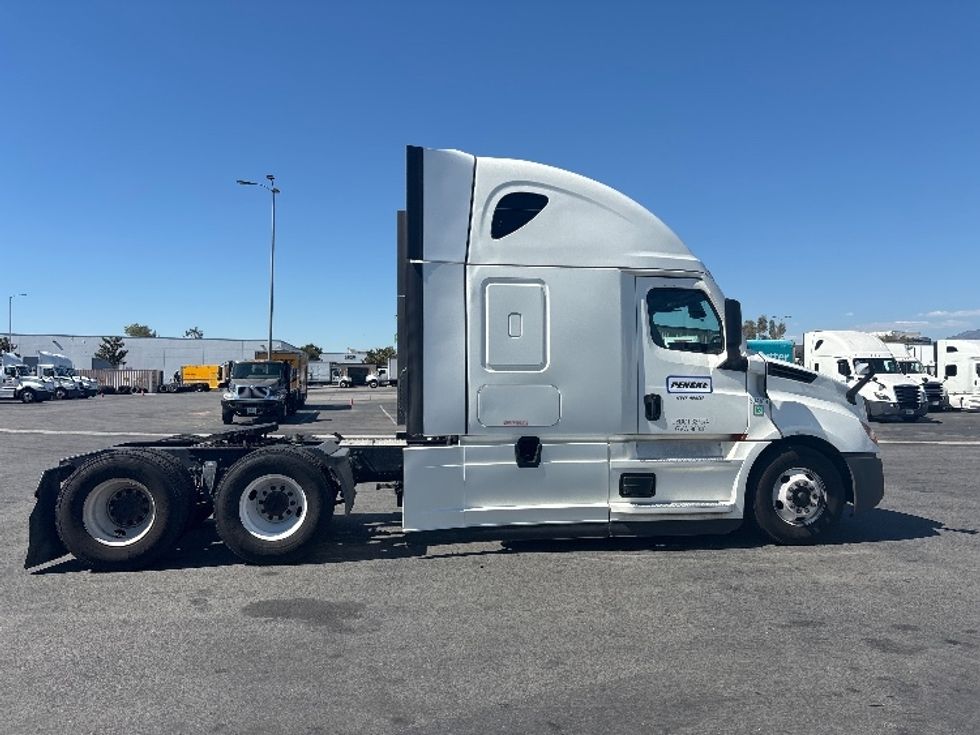Sleeper Tractor-Heavy Duty Tractors-Freightliner-2022-T12664ST-Ontario-CA-499,853\n\t\tmiles-$ 80,000 - Image 8