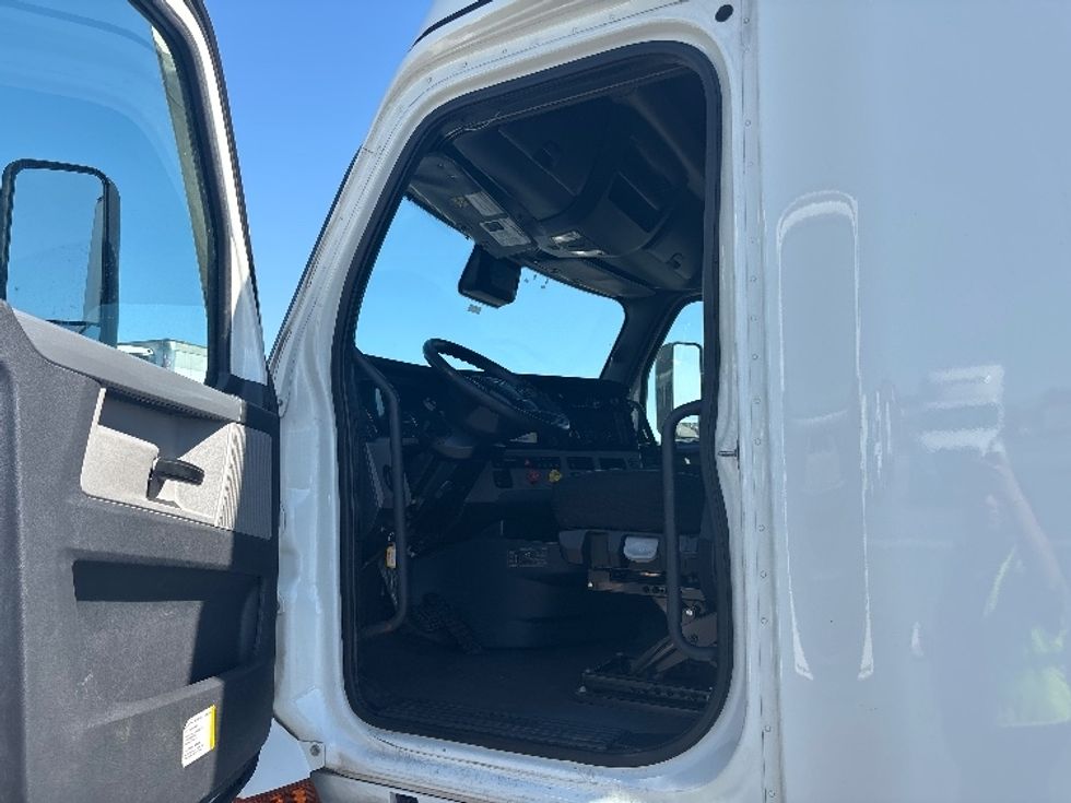 Sleeper Tractor-Heavy Duty Tractors-Freightliner-2022-T12664ST-Ontario-CA-499,853\n\t\tmiles-$ 80,000 - Image 9