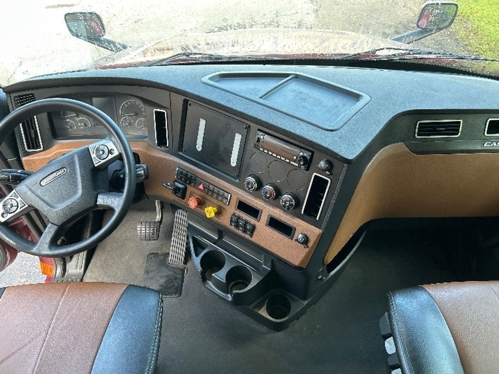 Sleeper Tractor-Heavy Duty Tractors-Freightliner-2022-T12664ST-Orlando-FL-405,239\n\t\tmiles-$ 79,500 - Image 12