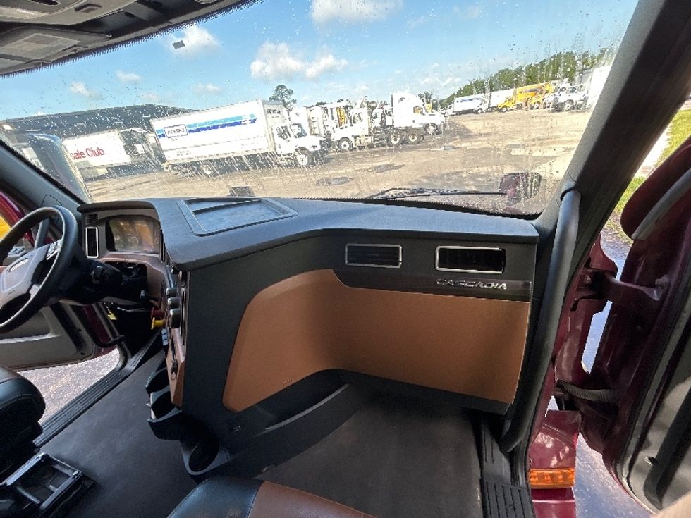 Sleeper Tractor-Heavy Duty Tractors-Freightliner-2022-T12664ST-Orlando-FL-405,239\n\t\tmiles-$ 79,500 - Image 14