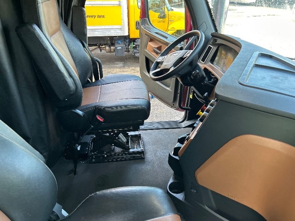 Sleeper Tractor-Heavy Duty Tractors-Freightliner-2022-T12664ST-Orlando-FL-405,239\n\t\tmiles-$ 79,500 - Image 15