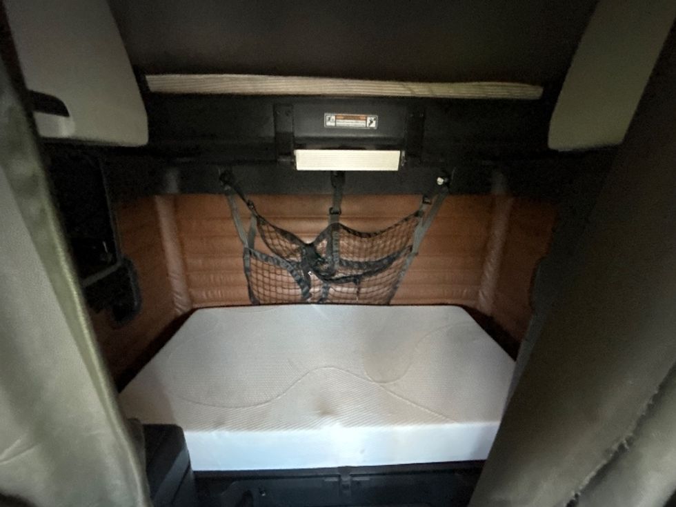 Sleeper Tractor-Heavy Duty Tractors-Freightliner-2022-T12664ST-Orlando-FL-405,239\n\t\tmiles-$ 79,500 - Image 16