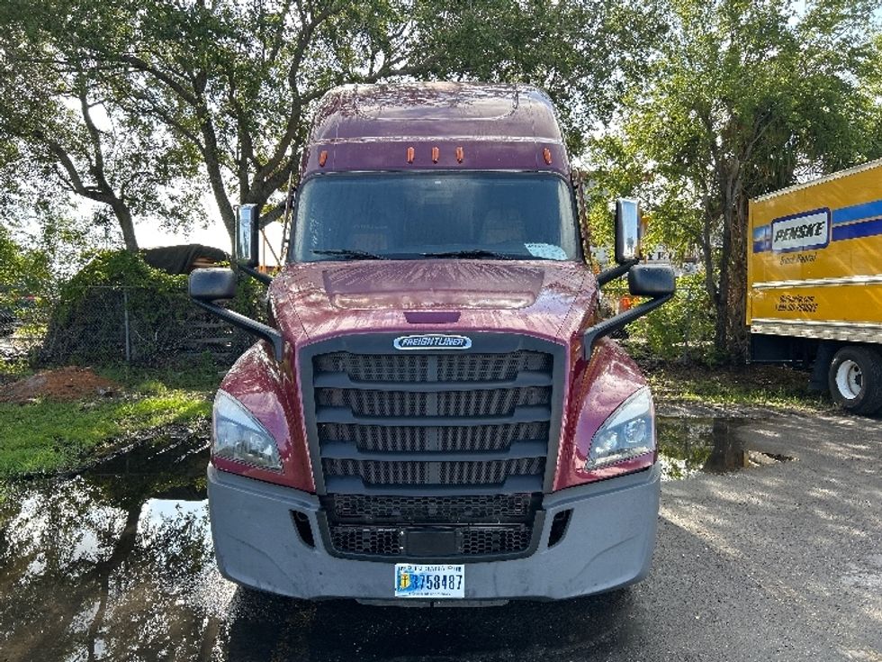 Sleeper Tractor-Heavy Duty Tractors-Freightliner-2022-T12664ST-Orlando-FL-405,239\n\t\tmiles-$ 79,500 - Image 2