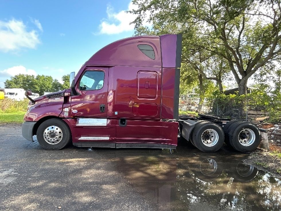 Sleeper Tractor-Heavy Duty Tractors-Freightliner-2022-T12664ST-Orlando-FL-405,239\n\t\tmiles-$ 79,500 - Image 4