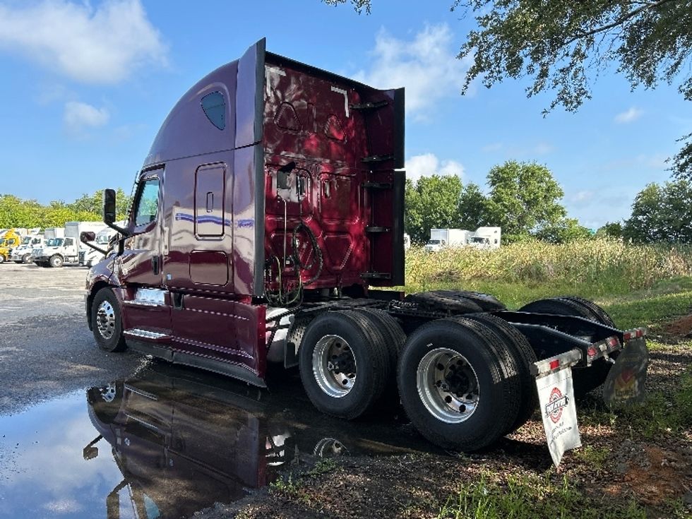 Sleeper Tractor-Heavy Duty Tractors-Freightliner-2022-T12664ST-Orlando-FL-405,239\n\t\tmiles-$ 79,500 - Image 5