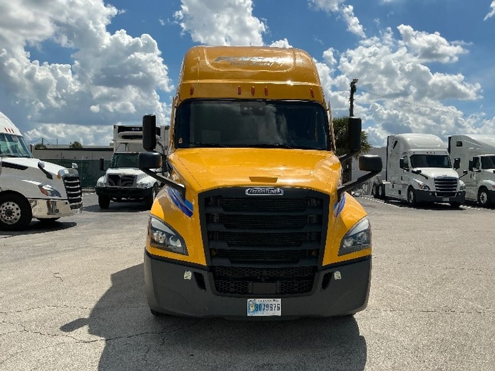 Sleeper Tractor-Heavy Duty Tractors-Freightliner-2022-T12664ST-Orlando-FL-408,875\n\t\tmiles-$ 74,500 - Image 1