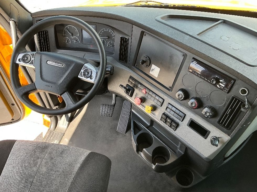 Sleeper Tractor-Heavy Duty Tractors-Freightliner-2022-T12664ST-Orlando-FL-408,875\n\t\tmiles-$ 74,500 - Image 10