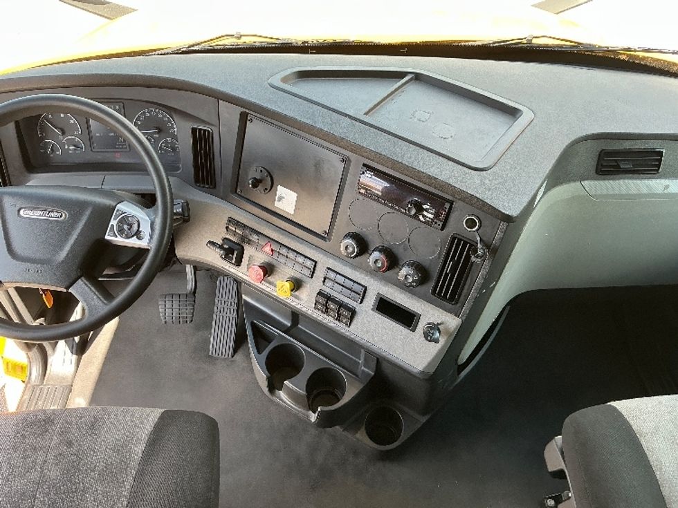 Sleeper Tractor-Heavy Duty Tractors-Freightliner-2022-T12664ST-Orlando-FL-408,875\n\t\tmiles-$ 74,500 - Image 11