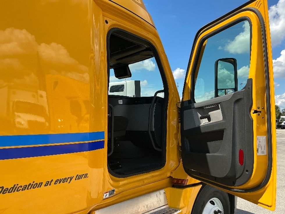 Sleeper Tractor-Heavy Duty Tractors-Freightliner-2022-T12664ST-Orlando-FL-408,875\n\t\tmiles-$ 74,500 - Image 12