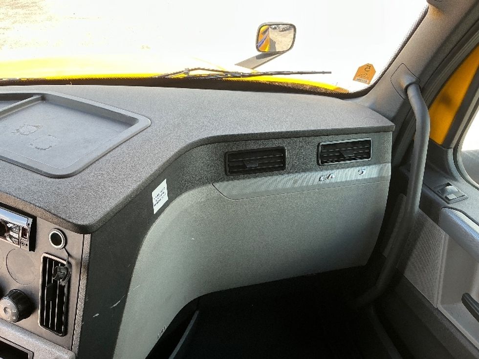 Sleeper Tractor-Heavy Duty Tractors-Freightliner-2022-T12664ST-Orlando-FL-408,875\n\t\tmiles-$ 74,500 - Image 13