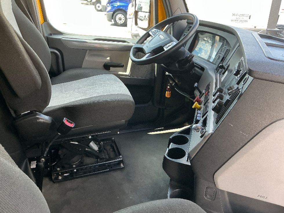 Sleeper Tractor-Heavy Duty Tractors-Freightliner-2022-T12664ST-Orlando-FL-408,875\n\t\tmiles-$ 74,500 - Image 14