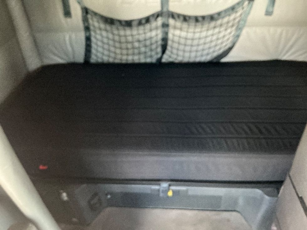 Sleeper Tractor-Heavy Duty Tractors-Freightliner-2022-T12664ST-Orlando-FL-408,875\n\t\tmiles-$ 74,500 - Image 15