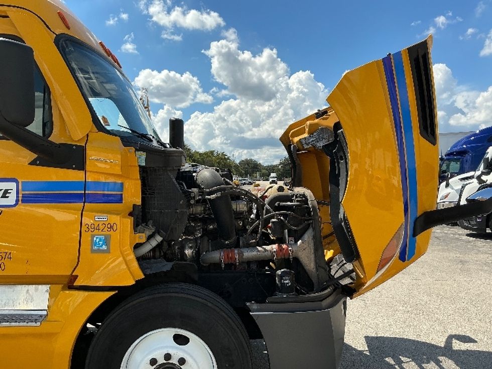 Sleeper Tractor-Heavy Duty Tractors-Freightliner-2022-T12664ST-Orlando-FL-408,875\n\t\tmiles-$ 74,500 - Image 19