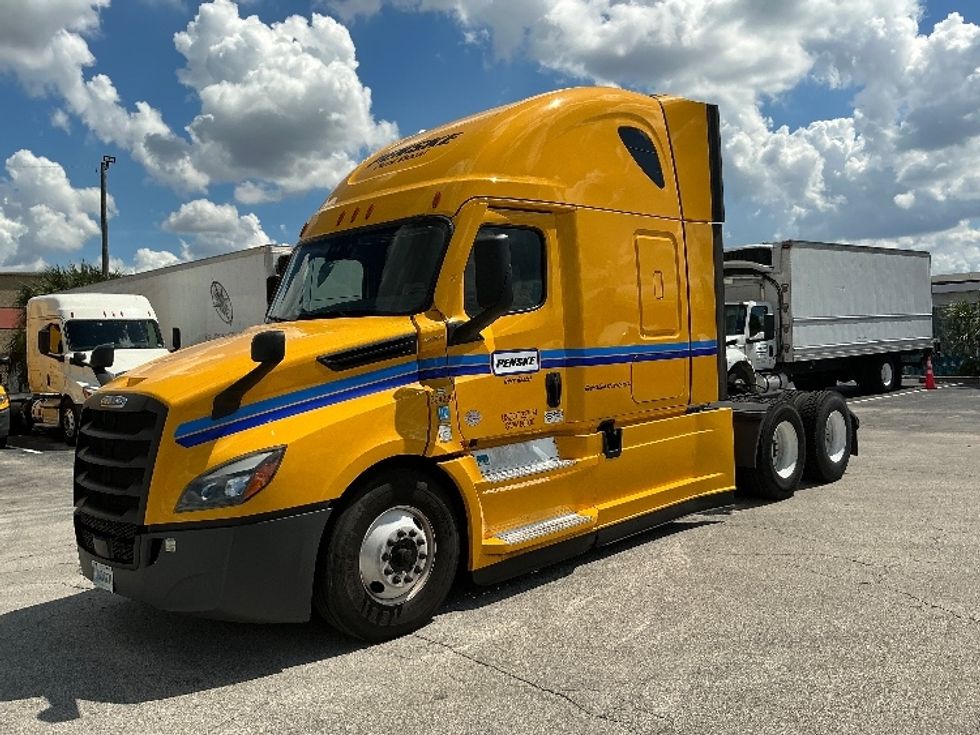 Sleeper Tractor-Heavy Duty Tractors-Freightliner-2022-T12664ST-Orlando-FL-408,875\n\t\tmiles-$ 74,500 - Image 2