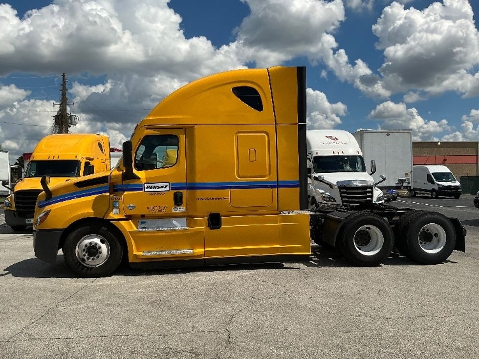 Sleeper Tractor-Heavy Duty Tractors-Freightliner-2022-T12664ST-Orlando-FL-408,875\n\t\tmiles-$ 74,500 - Image 3