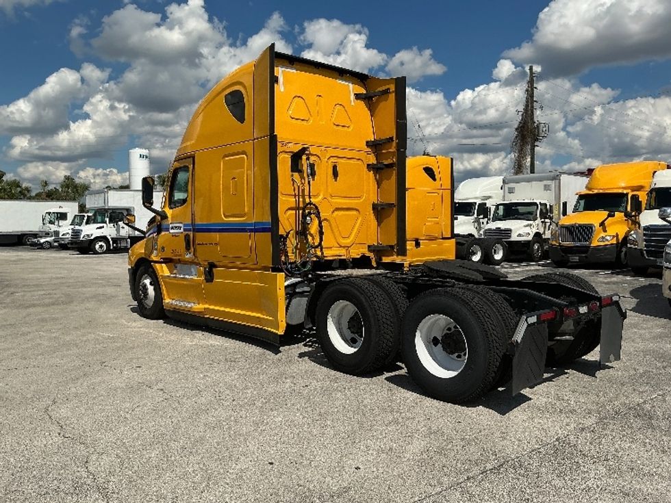 Sleeper Tractor-Heavy Duty Tractors-Freightliner-2022-T12664ST-Orlando-FL-408,875\n\t\tmiles-$ 74,500 - Image 4