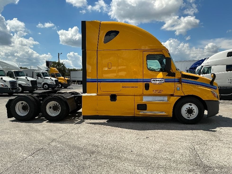 Sleeper Tractor-Heavy Duty Tractors-Freightliner-2022-T12664ST-Orlando-FL-408,875\n\t\tmiles-$ 74,500 - Image 7