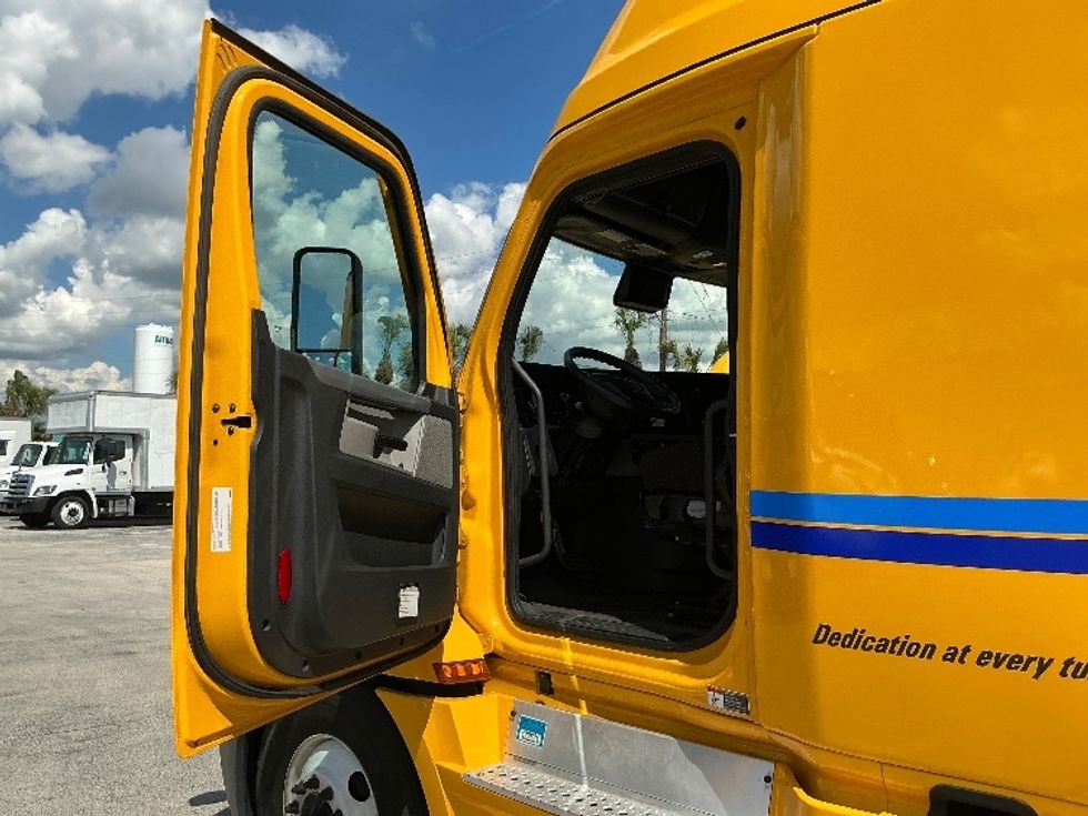 Sleeper Tractor-Heavy Duty Tractors-Freightliner-2022-T12664ST-Orlando-FL-408,875\n\t\tmiles-$ 74,500 - Image 8