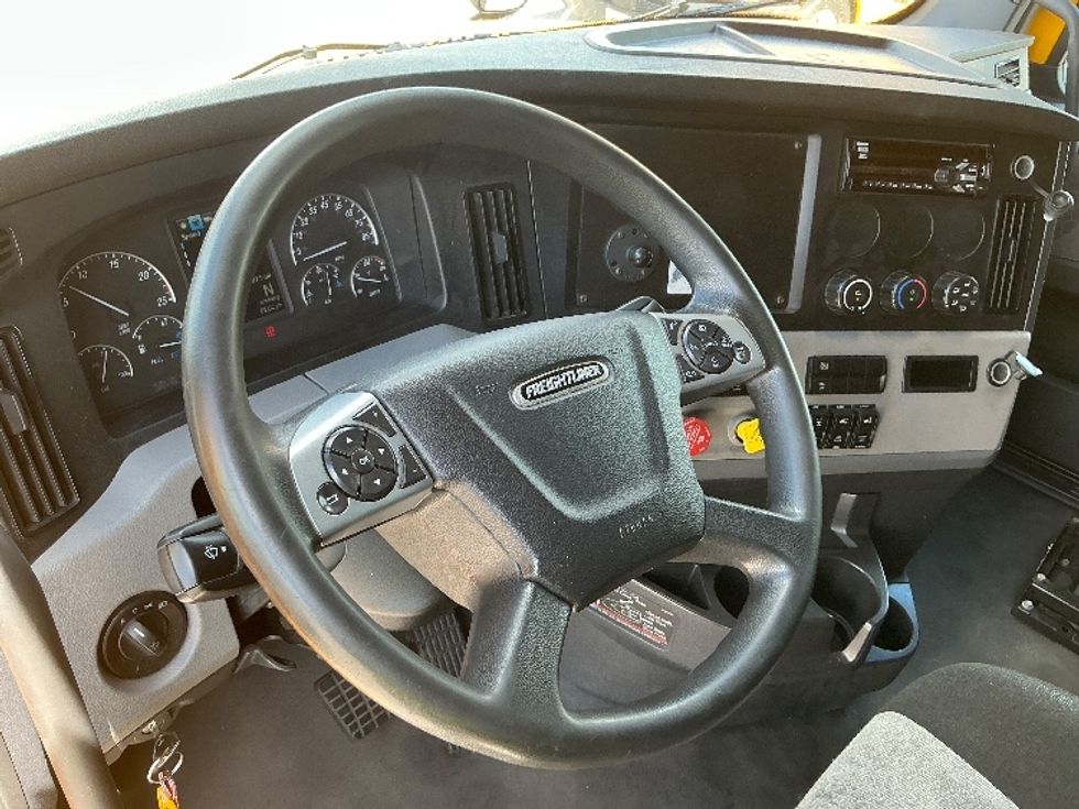 Sleeper Tractor-Heavy Duty Tractors-Freightliner-2022-T12664ST-Orlando-FL-408,875\n\t\tmiles-$ 74,500 - Image 9