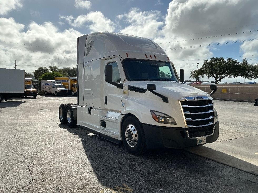 Sleeper Tractor-Heavy Duty Tractors-Freightliner-2022-T12664ST-Orlando-FL-432,484\n\t\tmiles-$ 78,000 - Image 1