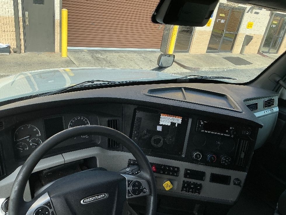 Sleeper Tractor-Heavy Duty Tractors-Freightliner-2022-T12664ST-Orlando-FL-432,484\n\t\tmiles-$ 78,000 - Image 11