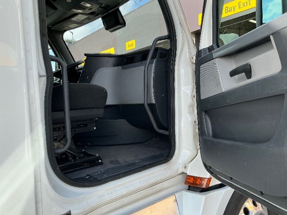 Sleeper Tractor-Heavy Duty Tractors-Freightliner-2022-T12664ST-Orlando-FL-432,484\n\t\tmiles-$ 78,000 - Image 13