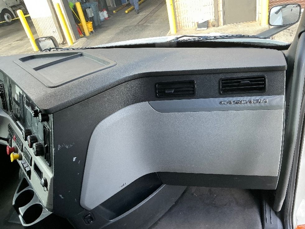 Sleeper Tractor-Heavy Duty Tractors-Freightliner-2022-T12664ST-Orlando-FL-432,484\n\t\tmiles-$ 78,000 - Image 14