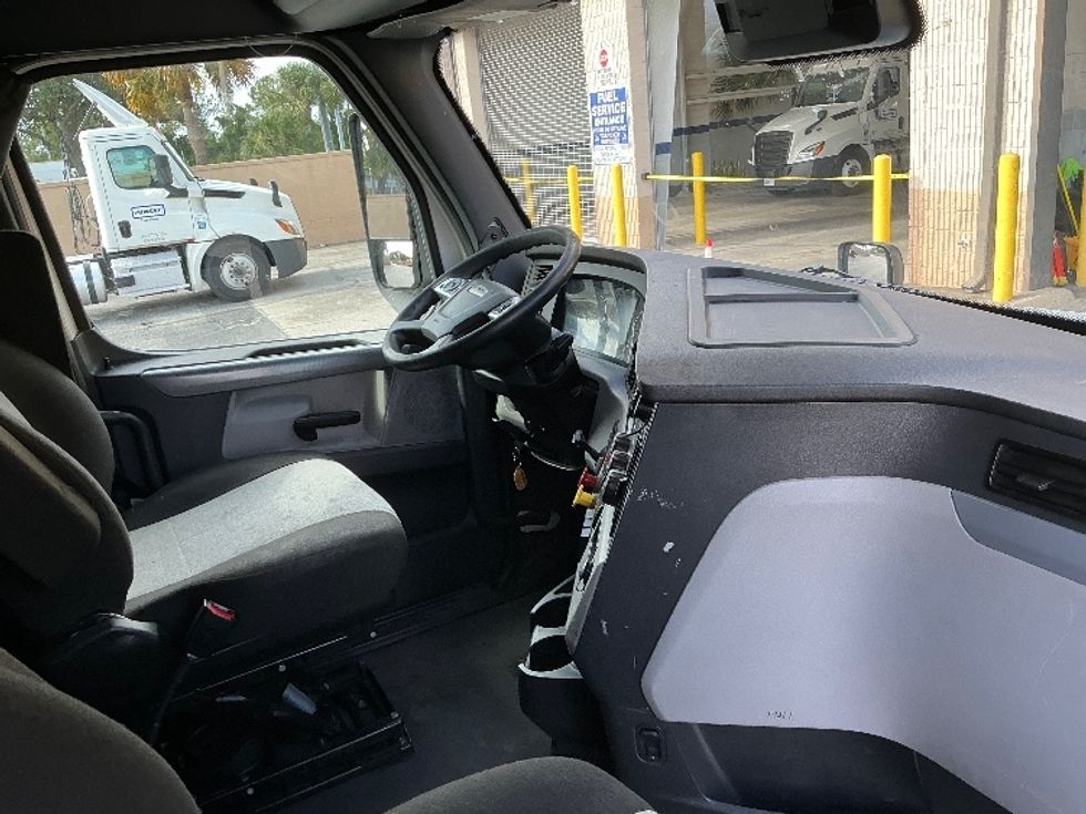 Sleeper Tractor-Heavy Duty Tractors-Freightliner-2022-T12664ST-Orlando-FL-432,484\n\t\tmiles-$ 78,000 - Image 16