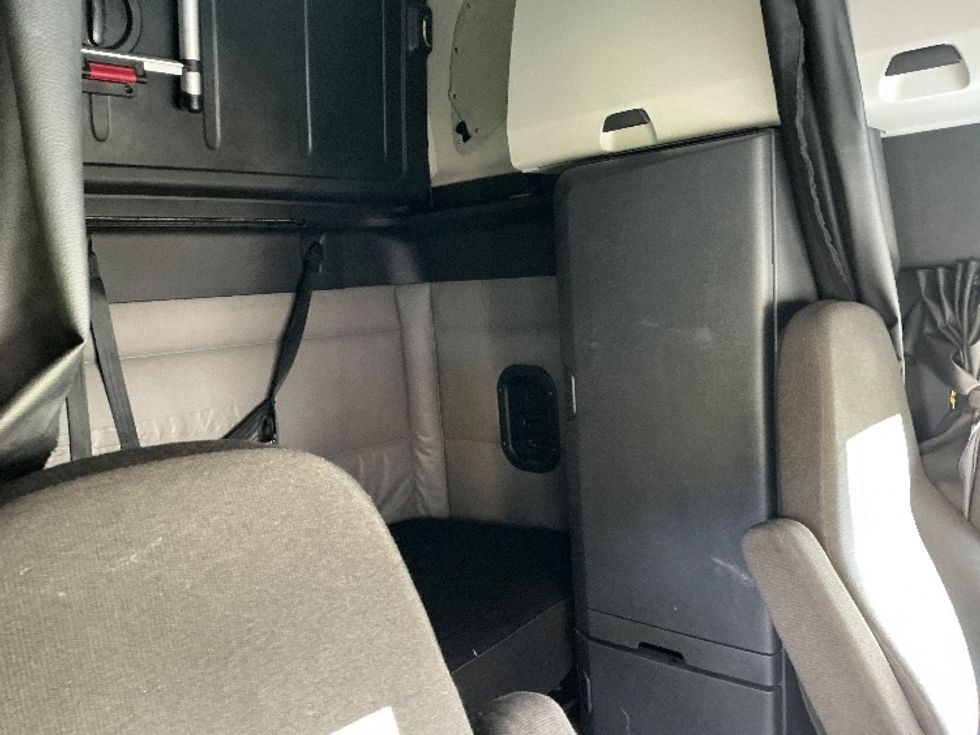 Sleeper Tractor-Heavy Duty Tractors-Freightliner-2022-T12664ST-Orlando-FL-432,484\n\t\tmiles-$ 78,000 - Image 19