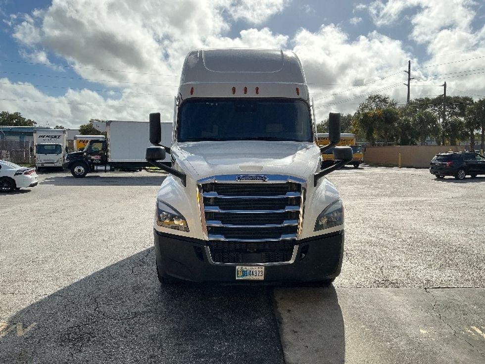 Sleeper Tractor-Heavy Duty Tractors-Freightliner-2022-T12664ST-Orlando-FL-432,484\n\t\tmiles-$ 78,000 - Image 2