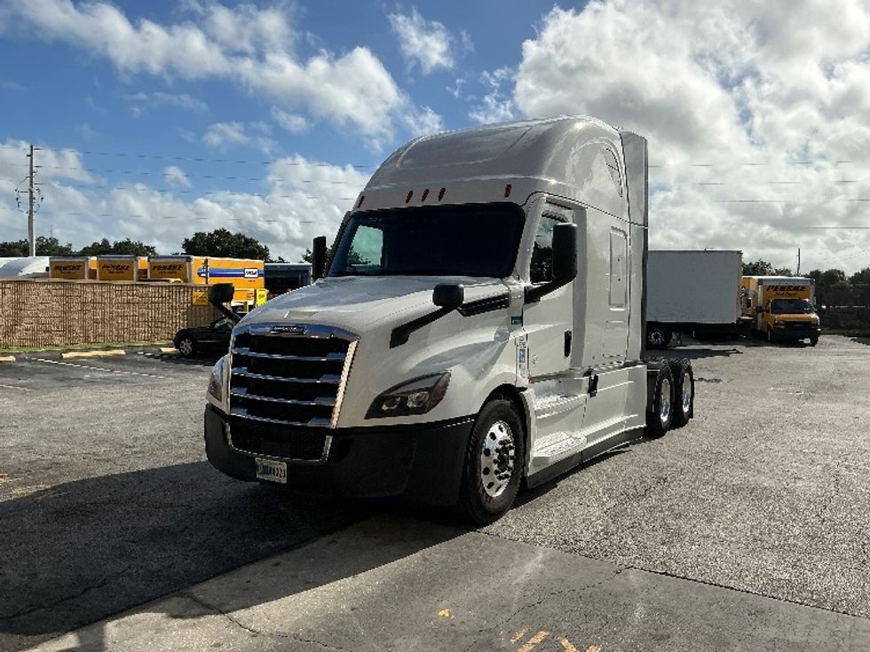 Sleeper Tractor-Heavy Duty Tractors-Freightliner-2022-T12664ST-Orlando-FL-432,484\n\t\tmiles-$ 78,000 - Image 3