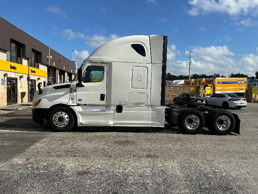 Sleeper Tractor-Heavy Duty Tractors-Freightliner-2022-T12664ST-Orlando-FL-432,484\n\t\tmiles-$ 78,000 - Image 4