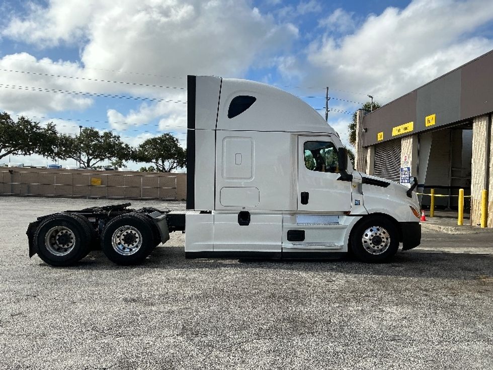 Sleeper Tractor-Heavy Duty Tractors-Freightliner-2022-T12664ST-Orlando-FL-432,484\n\t\tmiles-$ 78,000 - Image 8