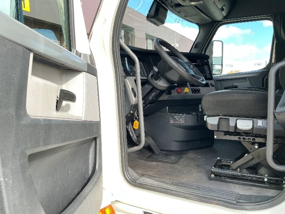 Sleeper Tractor-Heavy Duty Tractors-Freightliner-2022-T12664ST-Orlando-FL-432,484\n\t\tmiles-$ 78,000 - Image 9