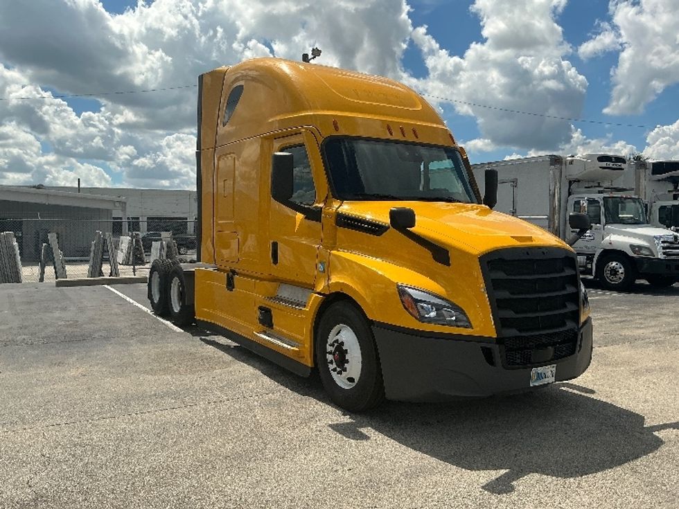 Sleeper Tractor-Heavy Duty Tractors-Freightliner-2022-T12664ST-Orlando-FL-458,000\n\t\tmiles-$ 70,000 - Image 1