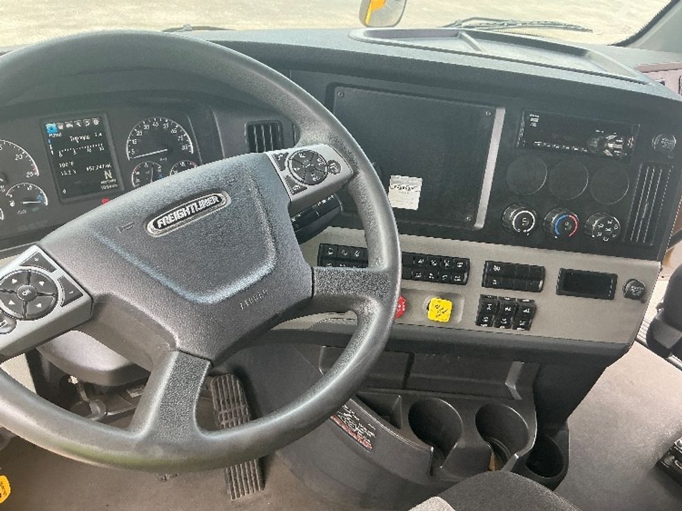 Sleeper Tractor-Heavy Duty Tractors-Freightliner-2022-T12664ST-Orlando-FL-458,000\n\t\tmiles-$ 70,000 - Image 10