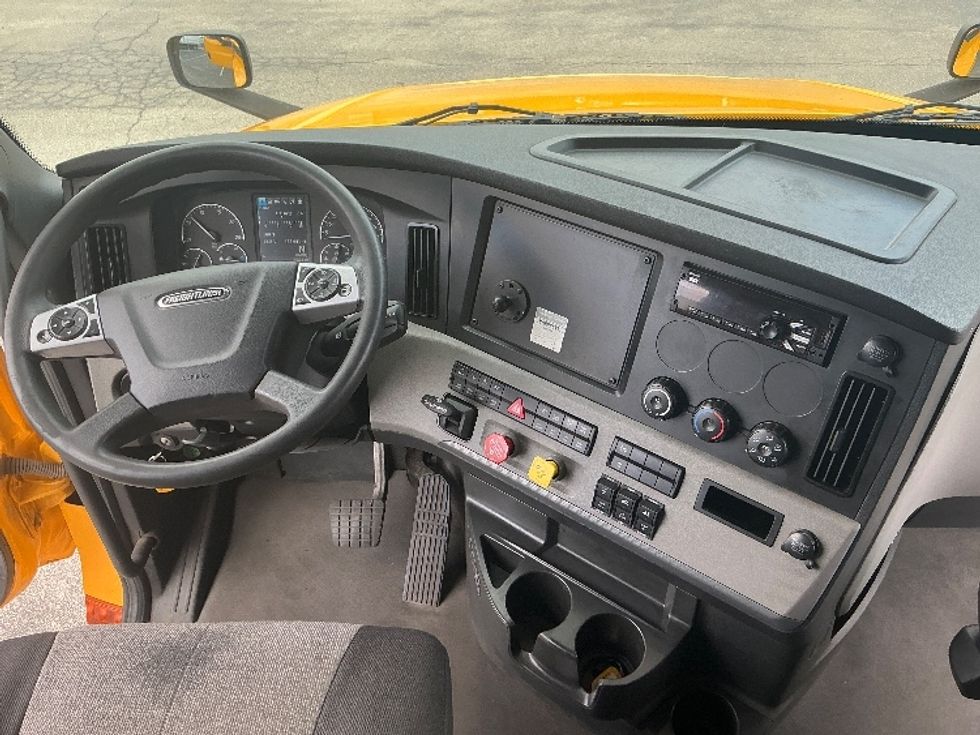 Sleeper Tractor-Heavy Duty Tractors-Freightliner-2022-T12664ST-Orlando-FL-458,000\n\t\tmiles-$ 70,000 - Image 11