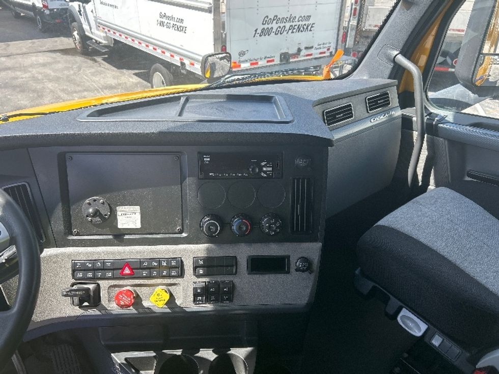 Sleeper Tractor-Heavy Duty Tractors-Freightliner-2022-T12664ST-Orlando-FL-458,000\n\t\tmiles-$ 70,000 - Image 12