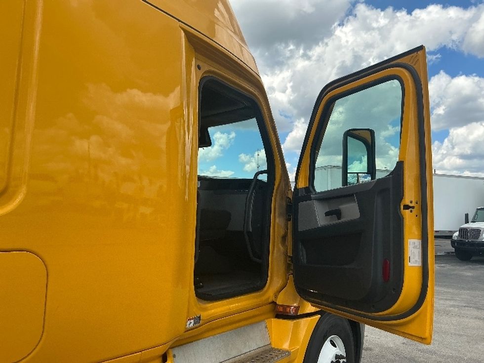 Sleeper Tractor-Heavy Duty Tractors-Freightliner-2022-T12664ST-Orlando-FL-458,000\n\t\tmiles-$ 70,000 - Image 13