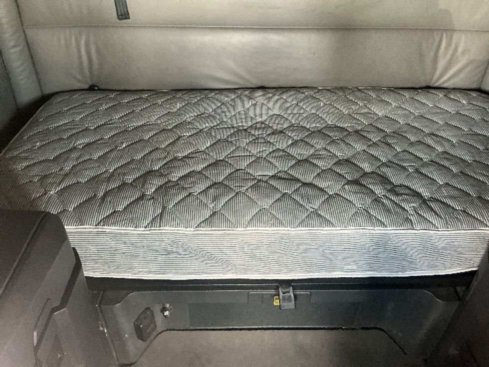 Sleeper Tractor-Heavy Duty Tractors-Freightliner-2022-T12664ST-Orlando-FL-458,000\n\t\tmiles-$ 70,000 - Image 16