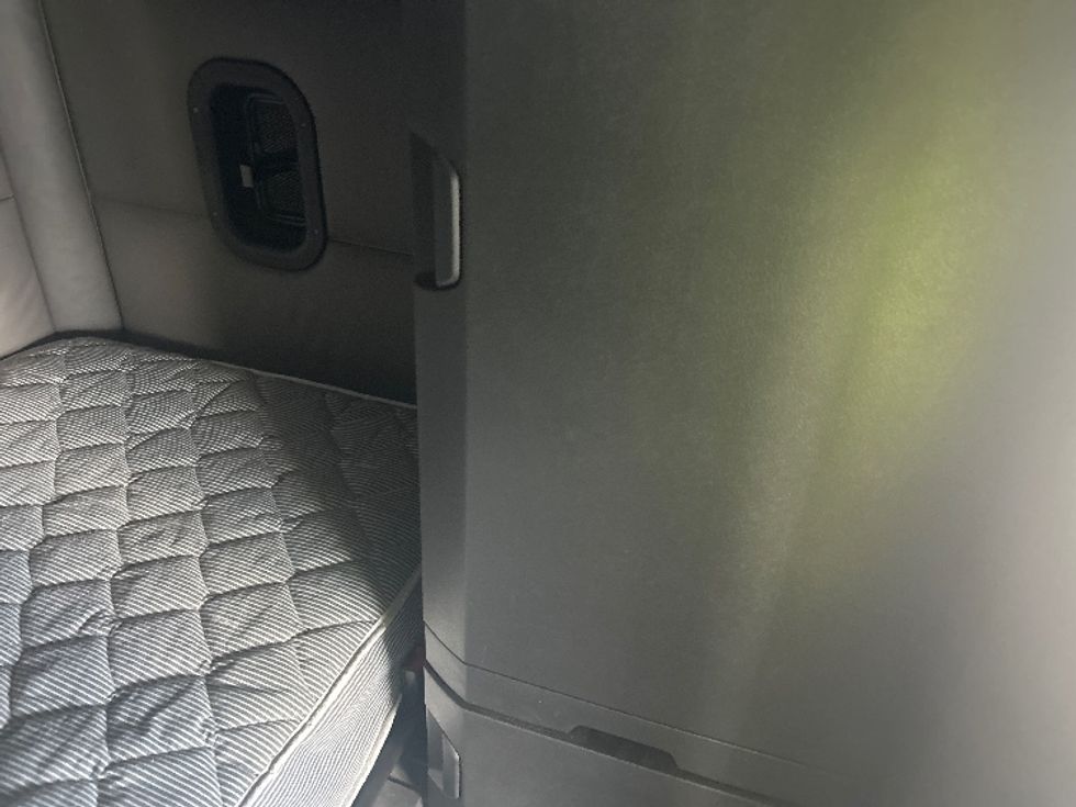 Sleeper Tractor-Heavy Duty Tractors-Freightliner-2022-T12664ST-Orlando-FL-458,000\n\t\tmiles-$ 70,000 - Image 18