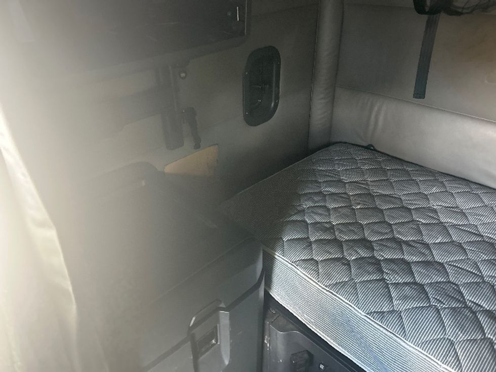 Sleeper Tractor-Heavy Duty Tractors-Freightliner-2022-T12664ST-Orlando-FL-458,000\n\t\tmiles-$ 70,000 - Image 19