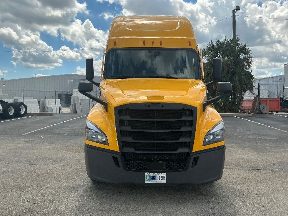 2022 Freightliner Cascadia 126" Sleeper Cab photo 2