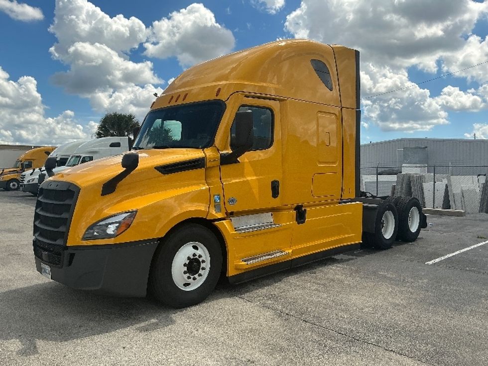 2022 Freightliner Cascadia 126" Sleeper Cab photo 3